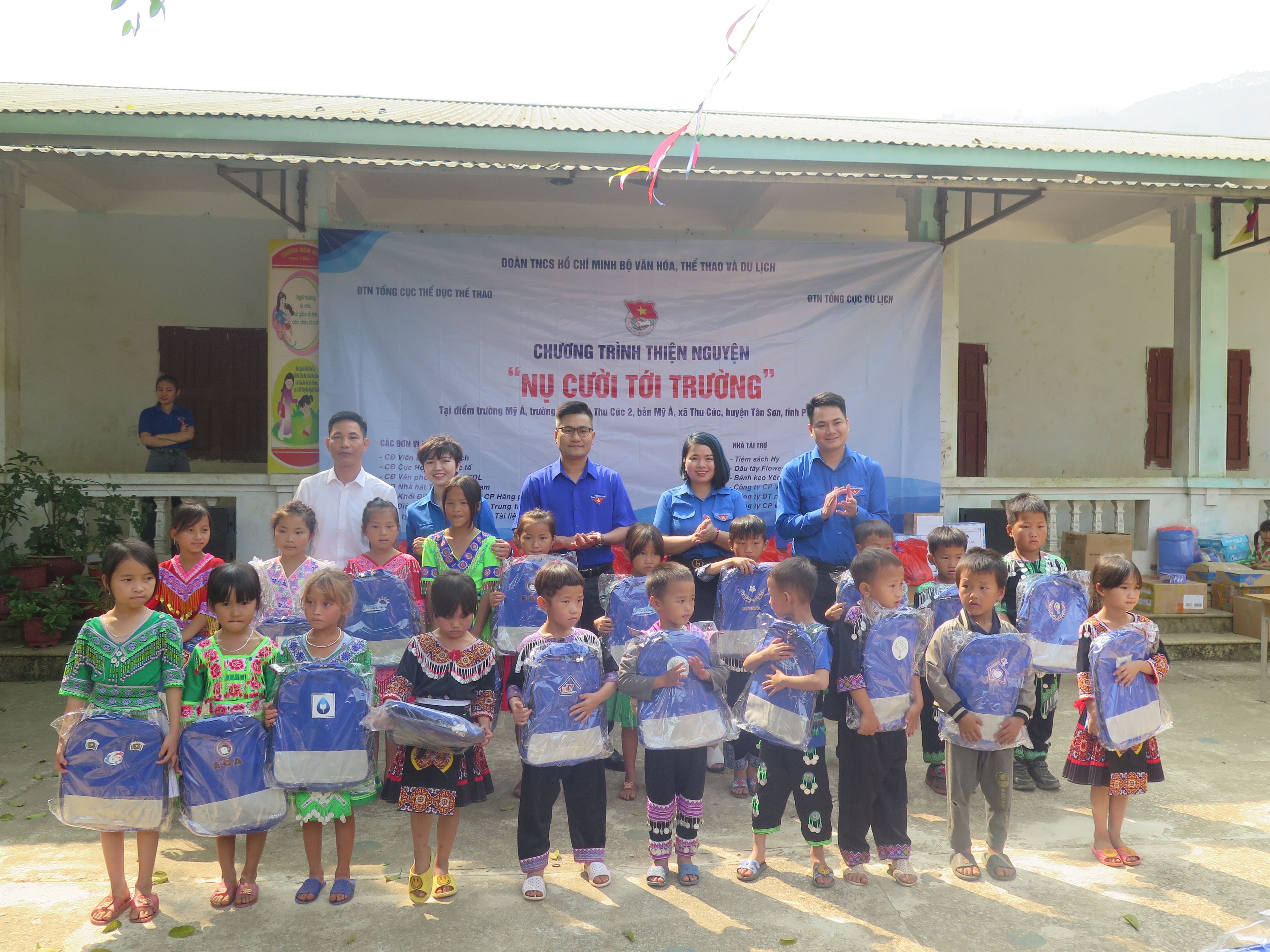 Đoàn Thanh niên Tổng cục Du lịch, Tổng cục Thể dục Thể thao trao tặng 105 balo cho các em và đại diện nhà trường